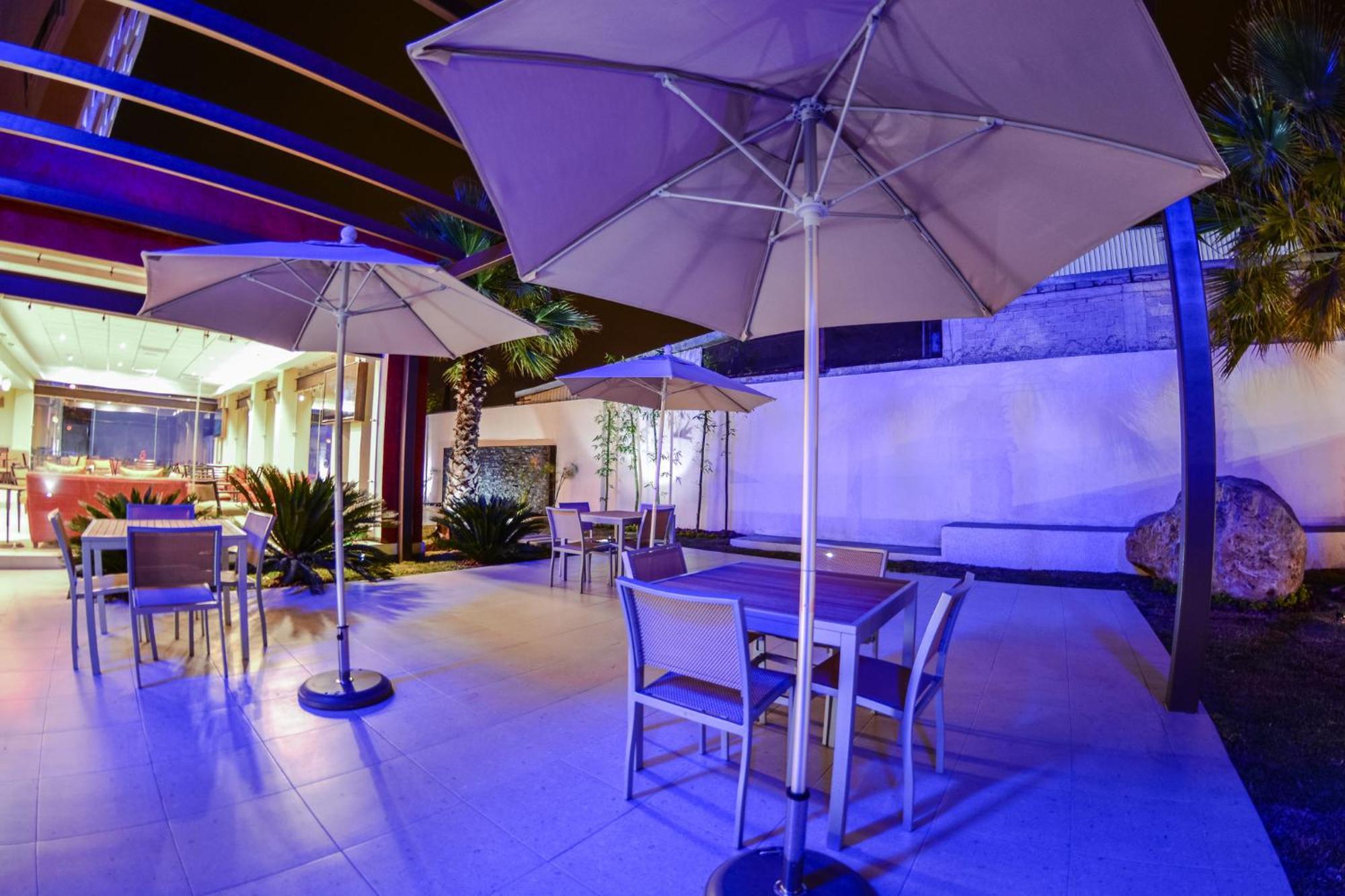 Holiday Inn Express Guadalajara Aeropuerto By Ihg Las Pintas Exterior foto