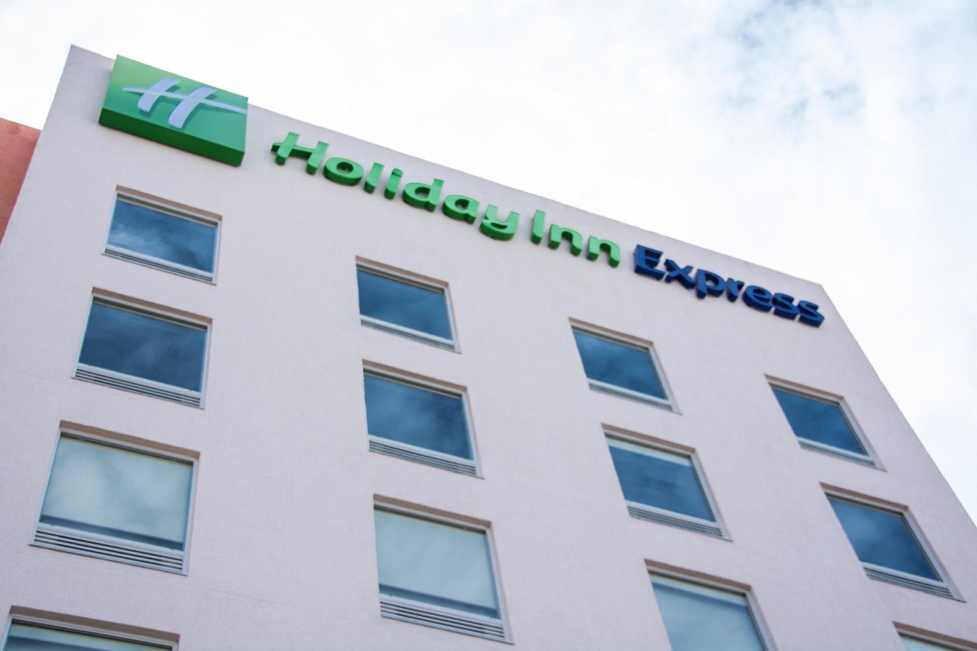 Holiday Inn Express Guadalajara Aeropuerto By Ihg Las Pintas Exterior foto