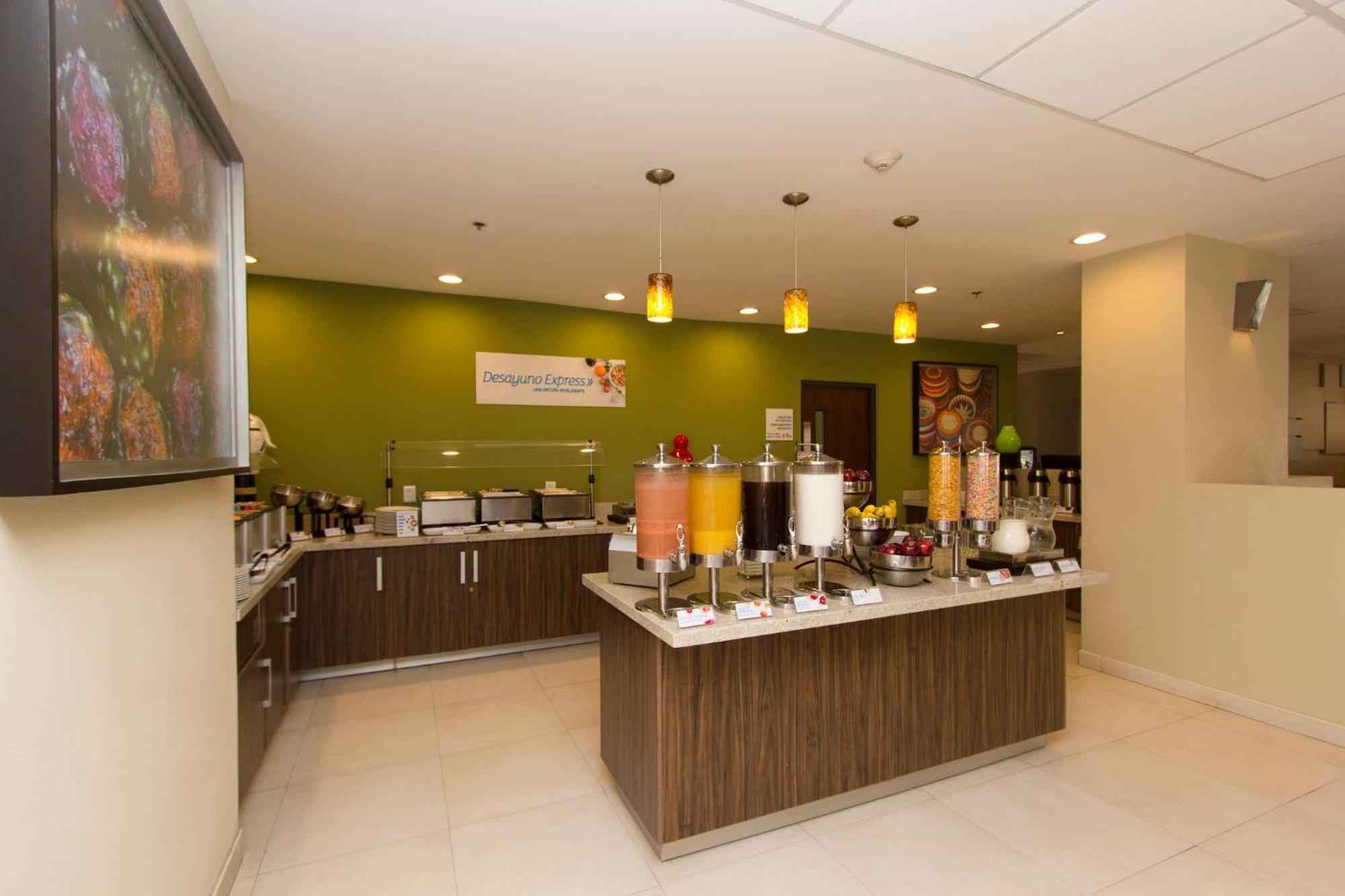 Holiday Inn Express Guadalajara Aeropuerto By Ihg Las Pintas Exterior foto