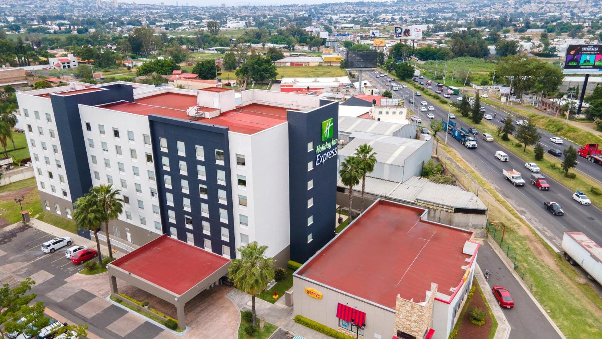 Holiday Inn Express Guadalajara Aeropuerto By Ihg Las Pintas Exterior foto
