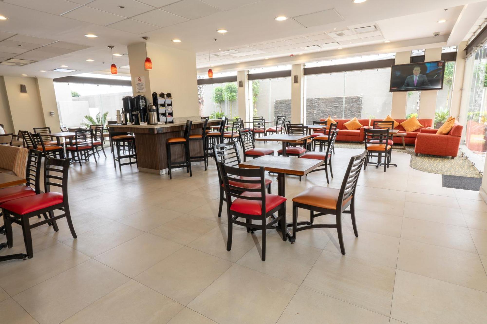 Holiday Inn Express Guadalajara Aeropuerto By Ihg Las Pintas Exterior foto