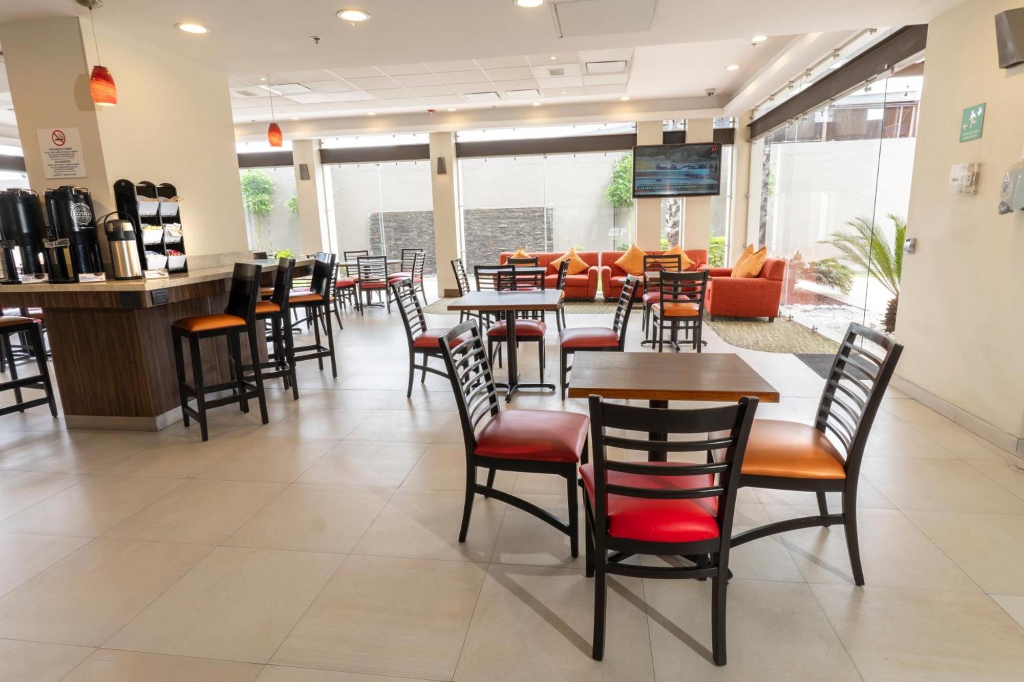 Holiday Inn Express Guadalajara Aeropuerto By Ihg Las Pintas Exterior foto
